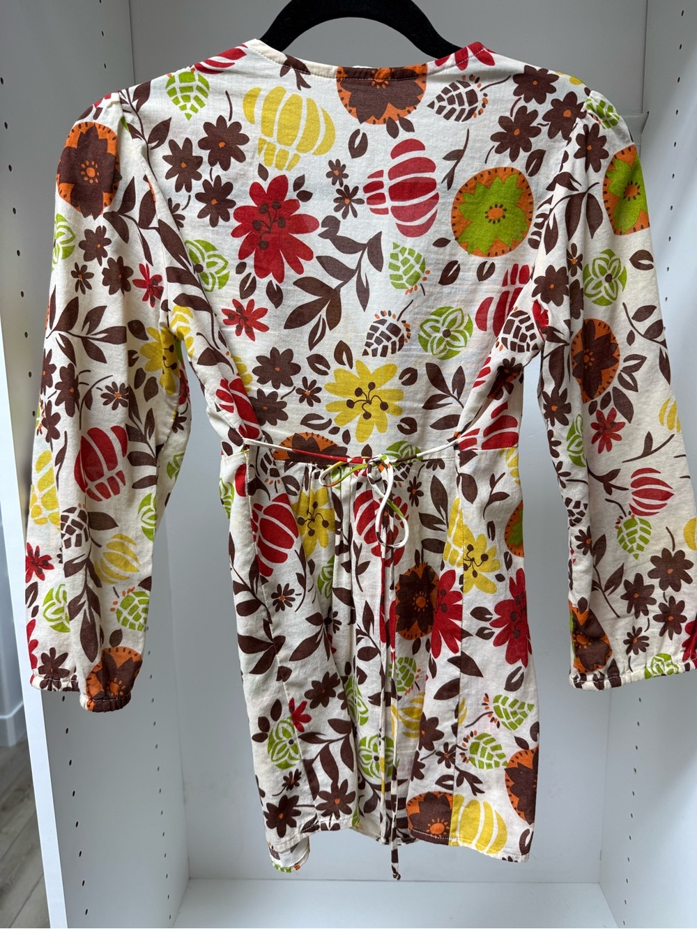 Fun lightweight blouse. Cream with Multicolor Print. Hippie vintage look